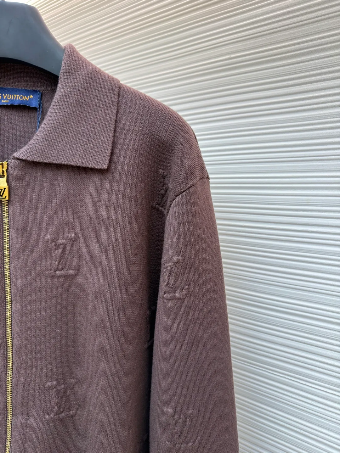 LOUIS VUITTON embossed executive jacket ●Original version: purchased and developed by 16756 ●Item number: 1681942-C00 ●Fabric: 100% cotton ●Technology: embossed production ●Color: brown ●Version: fitted version ●Weight: about 790 grams ●Size: S-M-L-XL ●Description: This Louis Vuitton knitted jacket is made of high-density cotton fabric. The classic LV logo is evenly woven into the body through three-dimensional jacquard technology. The texture is full and the touch is delicate. The neckline is designed with a lapel and is paired with a metal zipper placket (the zipper head is engraved with the brand logo), and the details highlight the texture. The cuffs and hem are ribbed, taking into account elasticity and fit, improving wearing comfort. The whole piece is cut in one piece, with seamless seams. The shape is crisp and the lines are smooth. It not only retains the softness of knitted items, but also has the silhouette of a jacket. It is a combination of craftsmanship and brand identity. The overall wiring is straight and delicate, the fabric is comfortable and soft, and the color is consistent without color difference. It can be matched with the same style to create a fashionable look and control various occasions. Customized accessories, complete with three standards, same style for men and women!